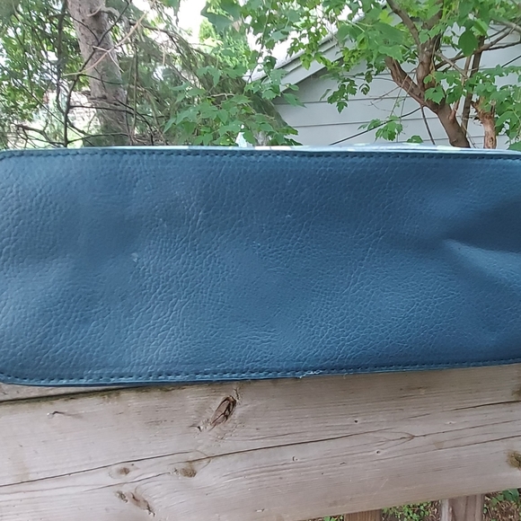 Loungefly Peter Pan & Tinkerbell pixie dust carryall - Picture 3 of 12